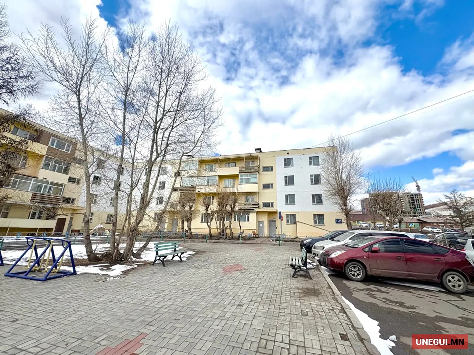 Эрдэнэт 1-15-д 3 өрөө байр 38м²